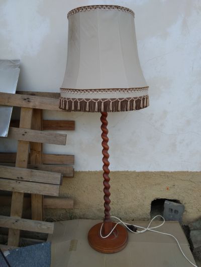 stojací lampa 