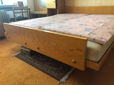 ložnicová stěna s postelí a matracemi, dřevo lak