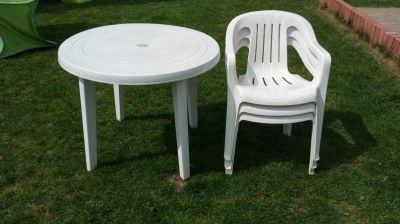 Zahradní plastový stůl a 3 židle