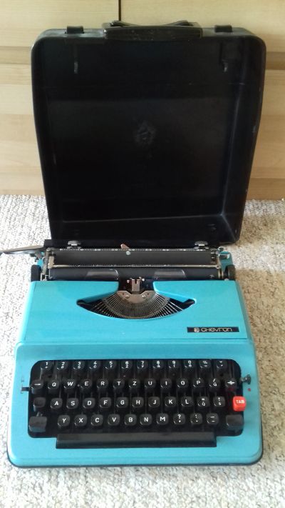kufříkový psací stroj