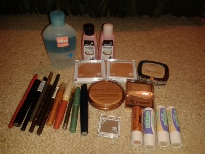 Kosmetika - pudry, tužky, korektory, stíny...