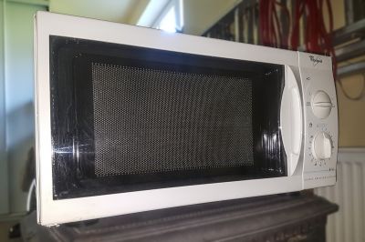 Mikrovlnka Whirlpool, stará, ale plně funkční. 