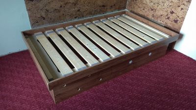 dřevěnou postel