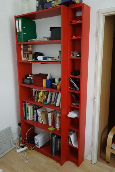 Daruji tři červené skříně/knihovny