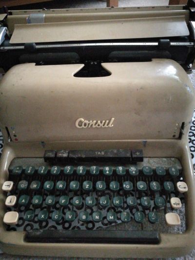 Starý psací stroj Consul