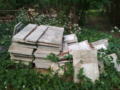 Mramor z fasády činžovního domu