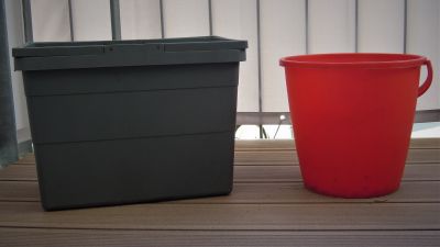 Odpadkový kontejner (IKEA) a červený plastový kbelík