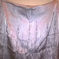 šedostříbrná saténová sukně s šedým vzorem