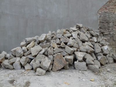 Daruju za odvoz kámen vybouraný ze zdí RD