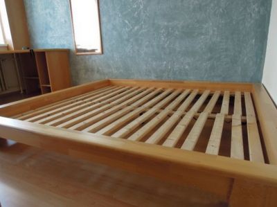 postel - dvoulůžko s roštem