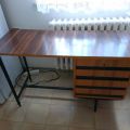 Menší psací stůl