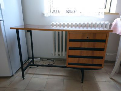 Menší psací stůl