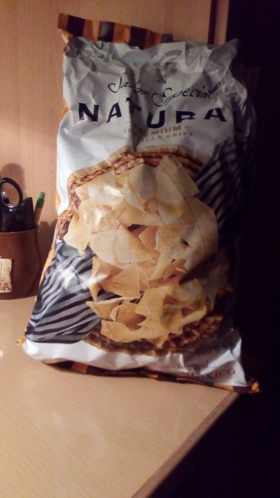 400g balení pikantních kukuřičných solených chipsů