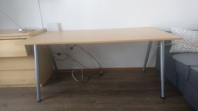 Výškově nastavitelný psací stůl