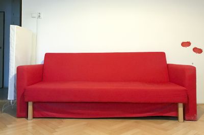 červenou Ikea sedačku