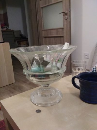 Těžkou skleněnou vázu/mísu