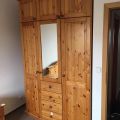 Dřevěný nábytek - skříně a komodu
