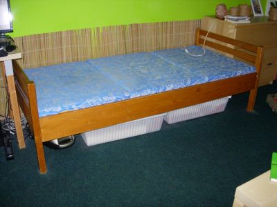 postel jednolůžko s matracemi