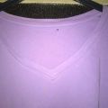 světle fialové tričko, výstřih do V, XL/42