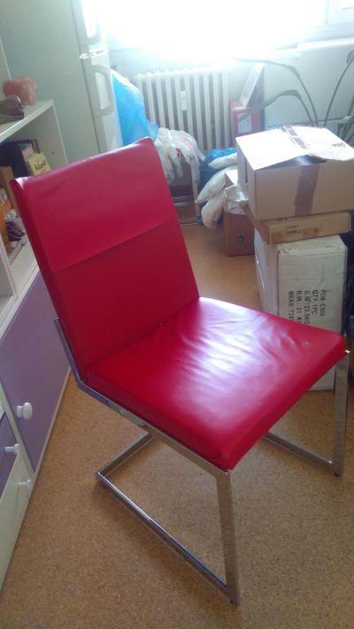 Červené koženkové židle