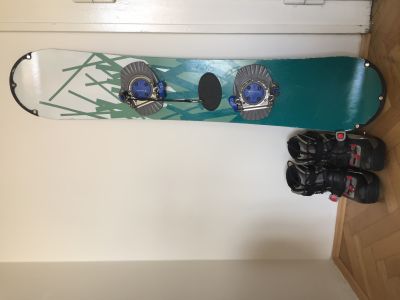Starý snowboard s vázáním i botami
