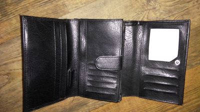 Černá peněženka s mnoha přihrádkami