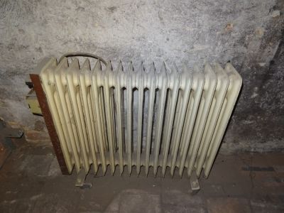 Starý olejový radiátor