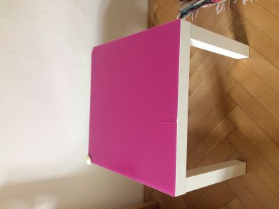 Stolek Ikea Lack s růžovým lacobelem