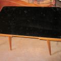 Dřevěný stolek s černým sklem