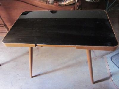 Dřevěný stolek s černým sklem
