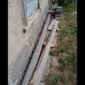 Šamotové cihly, dřevěný sloup, betonová patka