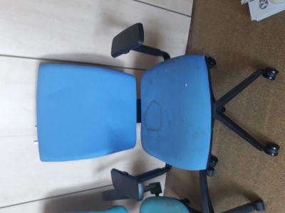 2 kolečkové židle