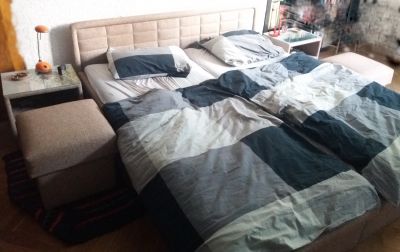 Manželská postel s úložnými prostory