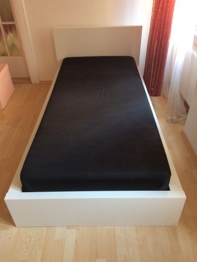 Bílá dřevěná postel Ikea, jednolůžko