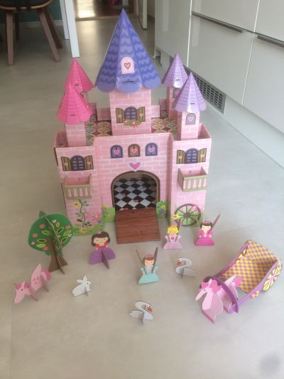 Kartonový zámek pro malé princezny