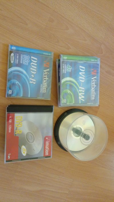 Prázdná CD a DVD a zásobník na CD
