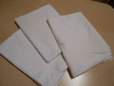 3 bílé obdélníkové povlaky na polštáře 