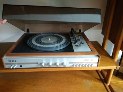 Gramofon Tesla NZC 142 + dva reproduktory