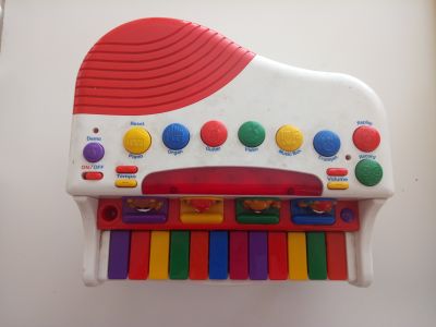 Hrací klavír na baterky