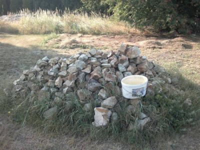 Daruji hromadu kamení