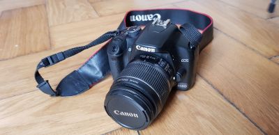 Canon 450D, starší fotoaparát s brašnou