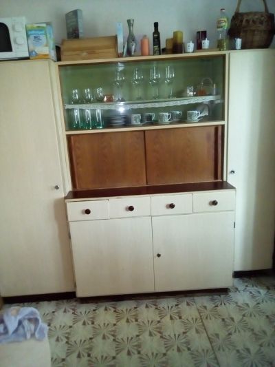 Daruji kuchyňskou kredenc z 50. - 60- let.