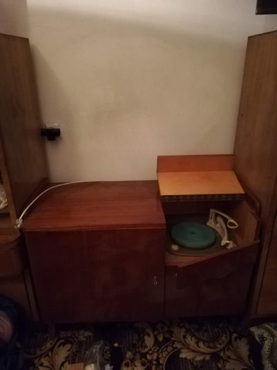 Starožitná skříňka s integrovaným gramofonem