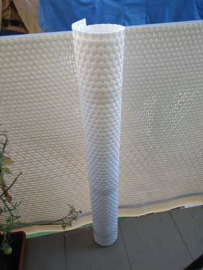 bílý umělý ratan - zástěna na balkon