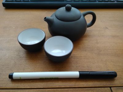 sada malé čínské keramiky na čaj