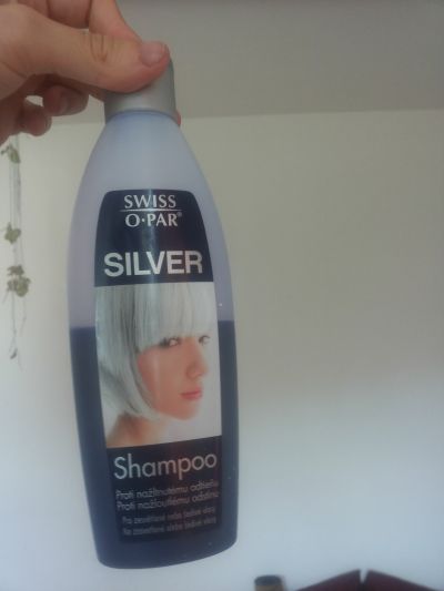 Fialový šampon pro stříbrné či odbarvené vlasy