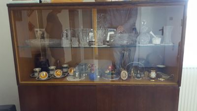 Skříňka + regál (vitrínka)