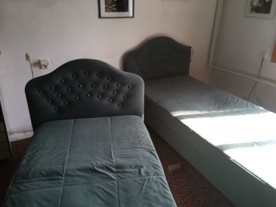 Sametové zelené postele s úložných prostorem