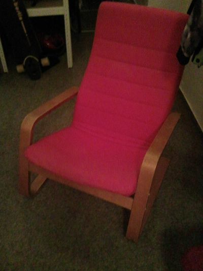 Červené křeslo IKEA