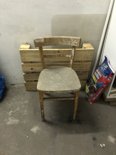 Skříň, dvě staré židle a paletka